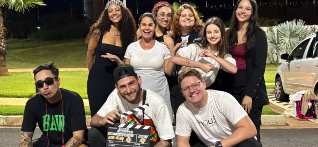 Elnatan Dolce ao centro com a equipe local. Foto: Divulgação