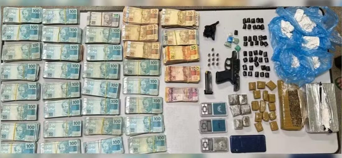 Notas, arma, munição e droga (maconha e pasta de cocaína) apreendidos com suspeito autuado por tráfico, em Catanduva (SP), na quarta (18) — Foto: Polícia Militar/Divulgação 