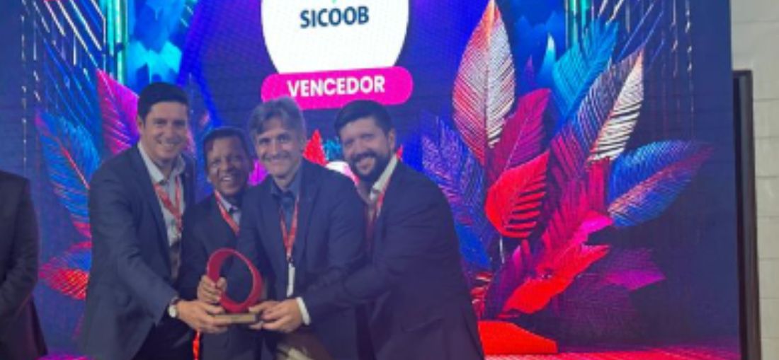 Esquerda para direta: Marcos Vinicius Viana Borges, diretor de Operações do Sicoob Paulo Vieira , superintendente de Operações de Crédito do Sicoob Antônio Vilaça Júnior, diretor de Tecnologia da Informação do Sicoob Marcio Alexandre, superintendente de Tecnologia da Informação do Sicoob