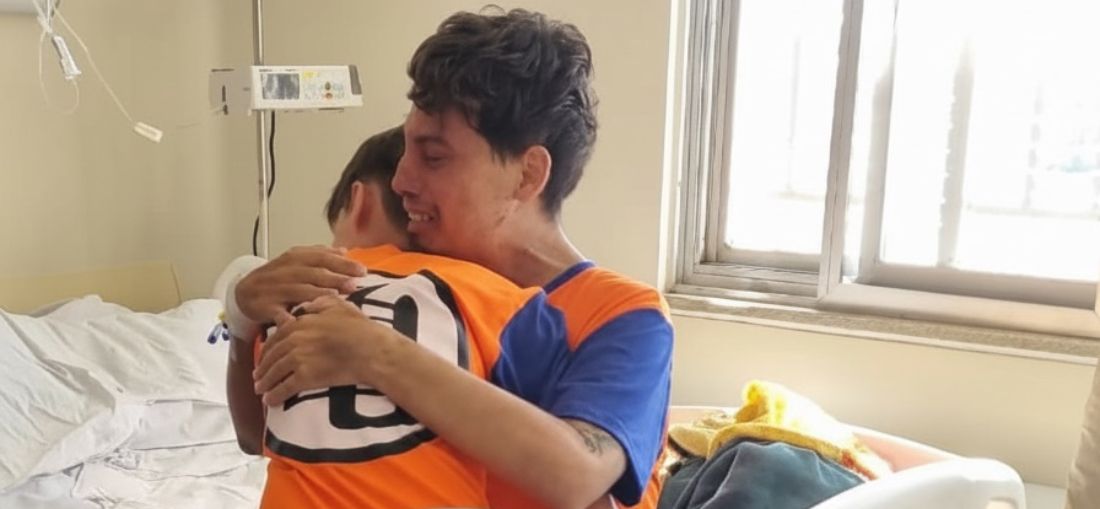 Pai internado há 50 dias reencontra filho e comemoram aniversário juntos no HPA