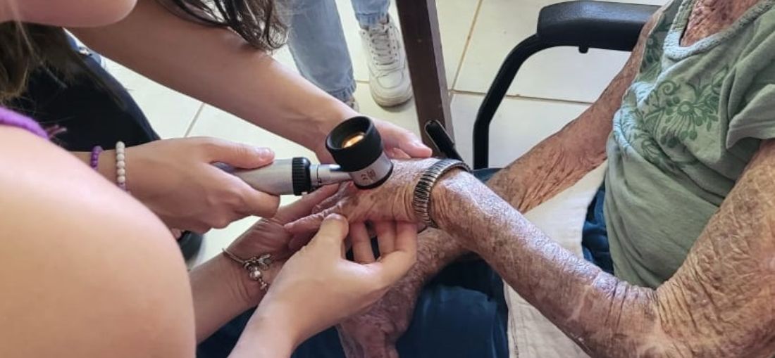 Recanto Monsenhor Albino recebe alunos de Medicina para orientações de cuidados com a pele