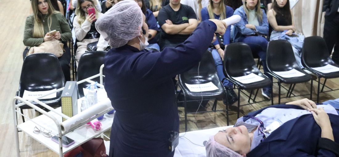Palestra sobre estética e cuidados com a pele inicia a XI Semana da Biomedicina da UNIFIPA