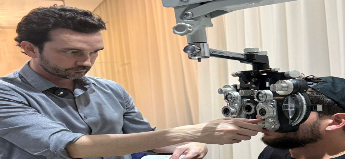 Fabrício, cantor sertanejo que faz dupla com Fred, passa por cirurgia refrativa com Thiago Pizarro e se despede dos óculos