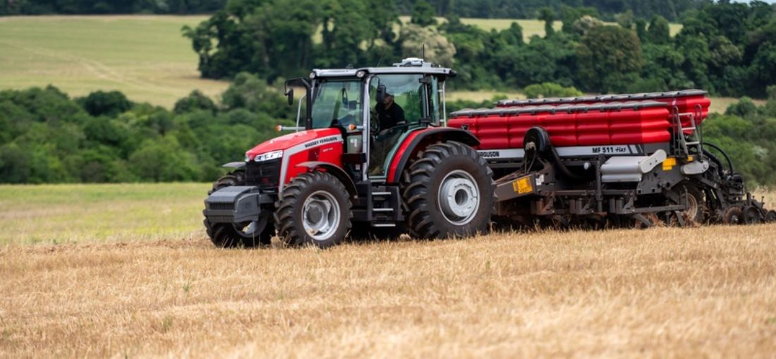 Trator MF 5M: piloto automático, telemetria e monitoramento remoto 