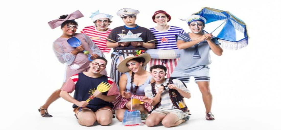 O elenco de “Uma Ilha Fora do Mapa” utiliza figurinos inspirados no universo náutico e interpretam personagens que embarcam em uma aventura sobre preservação ambiental e o impacto do lixo plástico nos oceanos (Foto: Juliana Hilal)