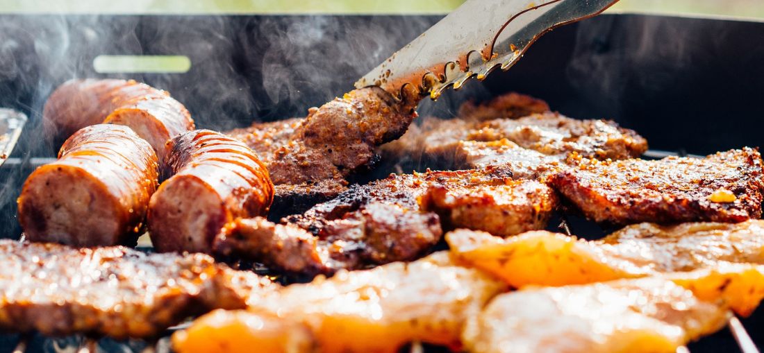 Dia do churrasco: descubra quais são os estilos de cerveja que mais combinam com diferentes carnes e acompanhamentos