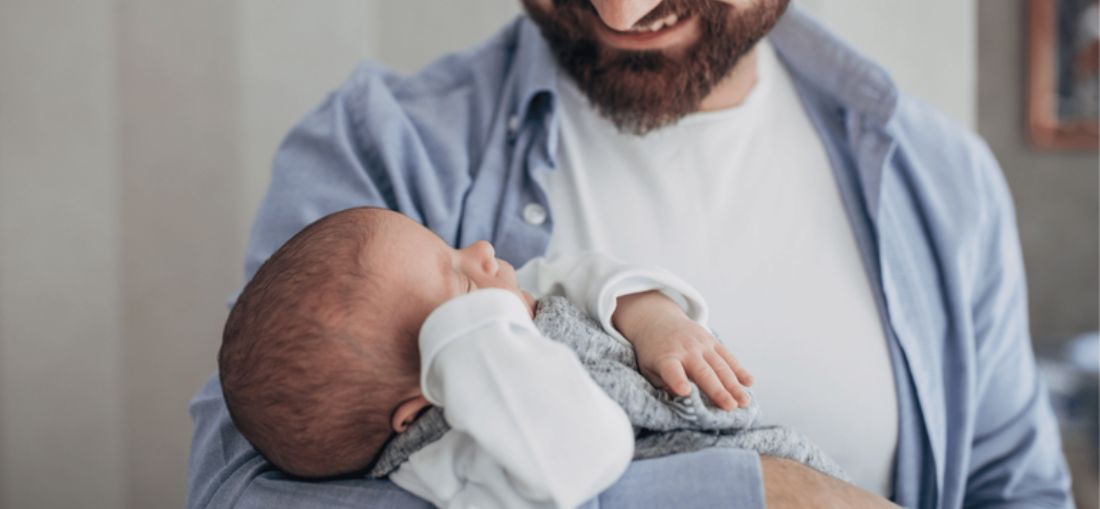 A ampliação será implementada de forma gradual, com aumento progressivo do período de afastamento, garantido em casos de nascimento, adoção ou guarda para fins de adoção. Foto: Reprodução/Canva