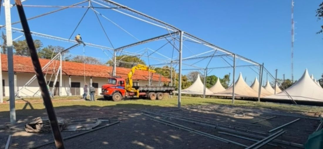 Montagem da estrutura da Festa do Porco em andamento no Km 7