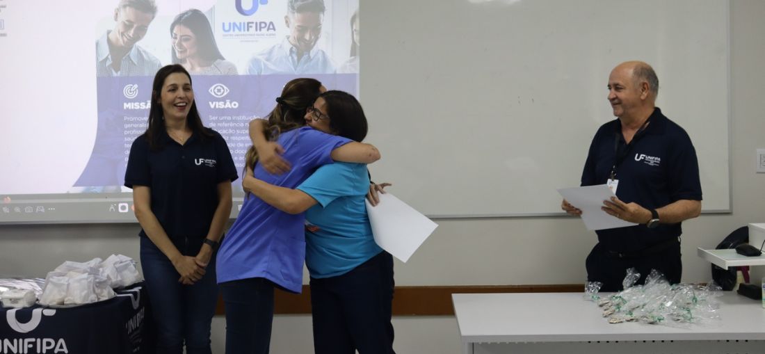 NAP UNIFIPA certifica colaboradores da Fundação Padre Albino em curso de Libras