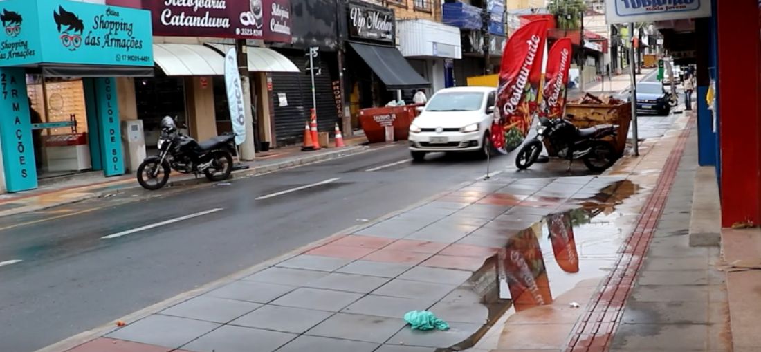 Revitalização do calçadão da Rua Brasil gera questionamentos após chuvas em Catanduva