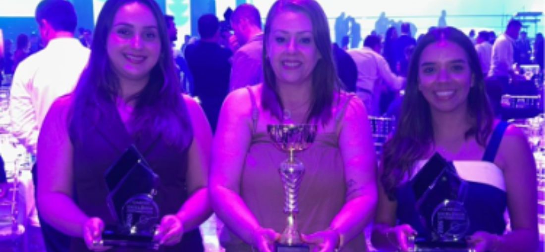 Maria Gabriela Chierote, Lilian Marques e Isadora Mota, da iGUi, na cerimônia do SEF e Prêmio ABF em São Paulo, com os troféus conquistados pela rede - (Foto: iGUi/Divulgação)