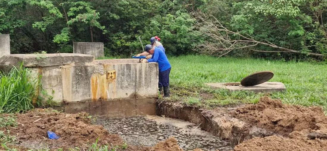 Problema em bomba de estação de tratamento causa vazamento de esgoto no Rio São Domingos em Catanduva (SP) — Foto: TV TEM / Rodrigo Carraro 