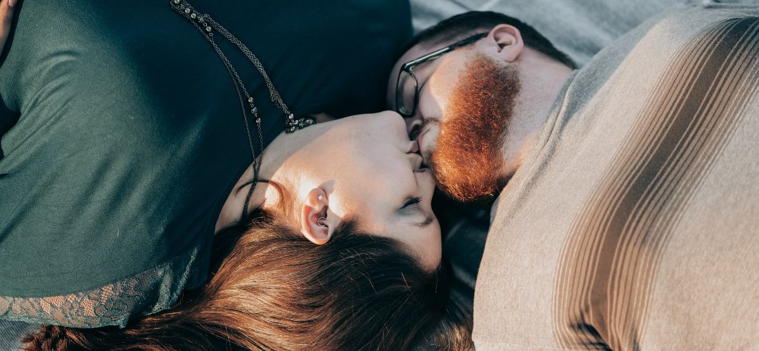 Sexo em relações longas: rotina afeta a frequência sexual, mas não apaga o desejo